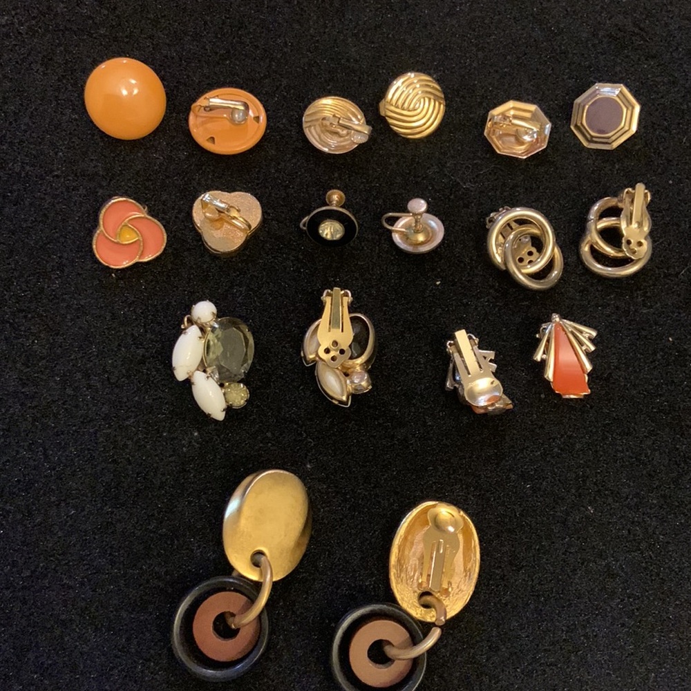 Vintage fun clip on or screw on earrings.‎ 9 pairs metal, enamel, plastic, beads - Picture 7 of 7